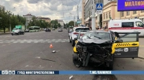 На перекрестке Немига - Городской Вал в Минске столкнулись Lada и Peugeot