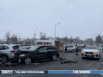 На парковке столкнулись шесть автомобилей